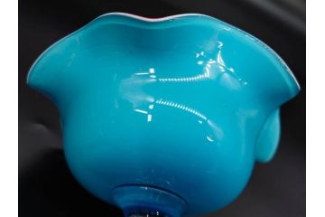 当時物　大正期　乳白地　フリル　輪花　被せガラス　赤に青色被せ　空間に華やかさと洗練された美しさをもたらすコンポート(氷コップ、桃色、水色、フルーツボウル、果物入れ、デザートディッシュ、タッツア、硝子、和ガラス)(R-083279)
