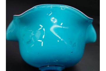 当時物　大正期　乳白地　フリル　輪花　被せガラス　赤に青色被せ　空間に華やかさと洗練された美しさをもたらすコンポート(氷コップ、桃色、水色、フルーツボウル、果物入れ、デザートディッシュ、タッツア、硝子、和ガラス)(R-083279)