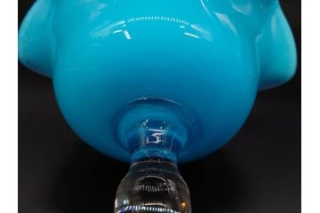 当時物　大正期　乳白地　フリル　輪花　被せガラス　赤に青色被せ　空間に華やかさと洗練された美しさをもたらすコンポート(氷コップ、桃色、水色、フルーツボウル、果物入れ、デザートディッシュ、タッツア、硝子、和ガラス)(R-083279)