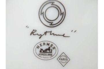 フランス　HERMES(エルメス)　リズム　洗練されたデザインが魅力のコーヒーカップ&ソーサー2客セット(C&S、金彩、碗皿、洋食器、共箱付)(R-083283)