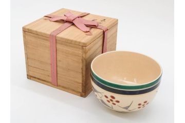 十六代 永楽善五郎　色絵　早春　茶道具　約12cm　4寸　静謐な美しさを感じさせる茶碗(梅、金彩、抹茶碗、茶器、茶陶、裏印、和食器、共箱付、四寸)(R-083284)