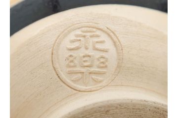 十六代 永楽善五郎　色絵　早春　茶道具　約12cm　4寸　静謐な美しさを感じさせる茶碗(梅、金彩、抹茶碗、茶器、茶陶、裏印、和食器、共箱付、四寸)(R-083284)