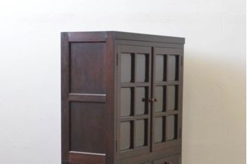 中古　松本民芸家具　G-1型面取食器棚　脚(台輪)付きリメイク　落ち着きのある洗練された佇まいが魅力のサイドキャビネット(カップボード、収納棚、戸棚、キャビネット、本箱)(R-083298)
