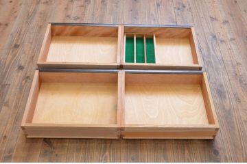 中古　松本民芸家具　G-1型面取食器棚　脚(台輪)付きリメイク　落ち着きのある洗練された佇まいが魅力のサイドキャビネット(カップボード、収納棚、戸棚、キャビネット、本箱)(R-083298)