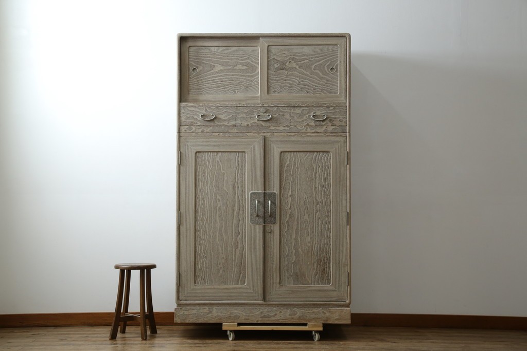 中古　高級品!!　特注デザイン　浮造り仕上げ　加藤隆康作　モダンな雰囲気漂う春日部総桐箪笥　(R-083302)