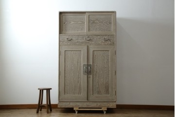 中古　高級品!!　特注デザイン　浮造り仕上げ　加藤隆康作　モダンな雰囲気漂う春日部総桐箪笥　(R-083302)