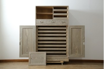 中古　高級品!!　特注デザイン　浮造り仕上げ　加藤隆康作　モダンな雰囲気漂う春日部総桐箪笥　(R-083302)