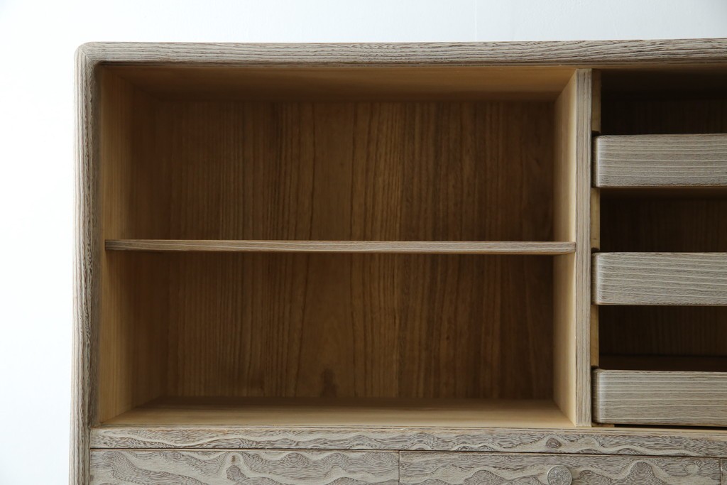 中古　高級品!!　特注デザイン　浮造り仕上げ　加藤隆康作　モダンな雰囲気漂う春日部総桐箪笥　(R-083302)