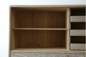 中古　高級品!!　特注デザイン　浮造り仕上げ　加藤隆康作　モダンな雰囲気漂う春日部総桐箪笥　(R-083302)