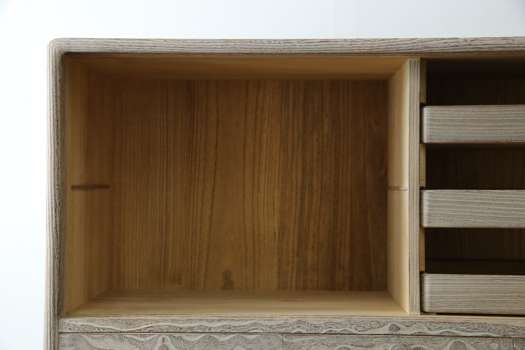 中古　高級品!!　特注デザイン　浮造り仕上げ　加藤隆康作　モダンな雰囲気漂う春日部総桐箪笥　(R-083302)