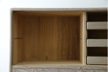 中古　高級品!!　特注デザイン　浮造り仕上げ　加藤隆康作　モダンな雰囲気漂う春日部総桐箪笥　(R-083302)