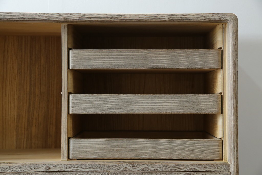 中古　高級品!!　特注デザイン　浮造り仕上げ　加藤隆康作　モダンな雰囲気漂う春日部総桐箪笥　(R-083302)