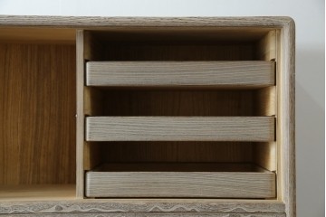 中古　高級品!!　特注デザイン　浮造り仕上げ　加藤隆康作　モダンな雰囲気漂う春日部総桐箪笥　(R-083302)