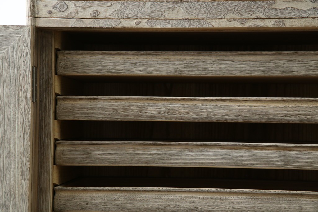 中古　高級品!!　特注デザイン　浮造り仕上げ　加藤隆康作　モダンな雰囲気漂う春日部総桐箪笥　(R-083302)