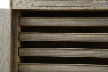 中古　高級品!!　特注デザイン　浮造り仕上げ　加藤隆康作　モダンな雰囲気漂う春日部総桐箪笥　(R-083302)