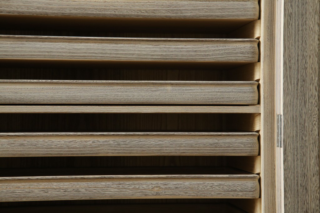 中古　高級品!!　特注デザイン　浮造り仕上げ　加藤隆康作　モダンな雰囲気漂う春日部総桐箪笥　(R-083302)