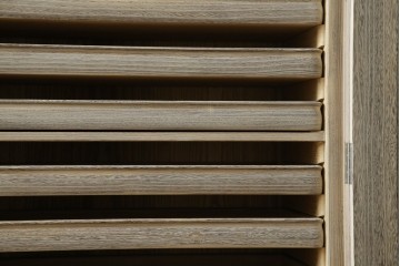 中古　高級品!!　特注デザイン　浮造り仕上げ　加藤隆康作　モダンな雰囲気漂う春日部総桐箪笥　(R-083302)