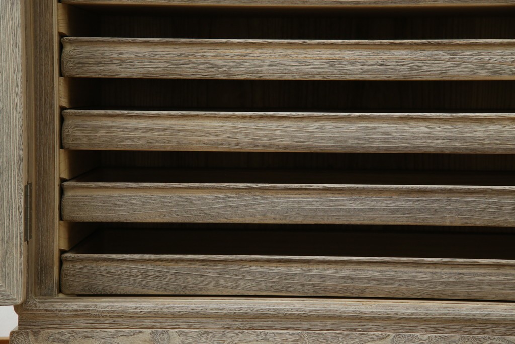 中古　高級品!!　特注デザイン　浮造り仕上げ　加藤隆康作　モダンな雰囲気漂う春日部総桐箪笥　(R-083302)