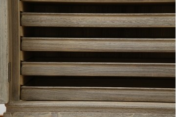 中古　高級品!!　特注デザイン　浮造り仕上げ　加藤隆康作　モダンな雰囲気漂う春日部総桐箪笥　(R-083302)