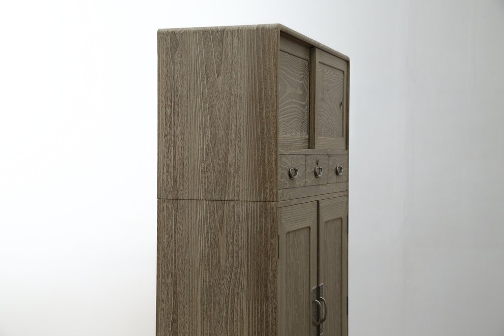 中古　高級品!!　特注デザイン　浮造り仕上げ　加藤隆康作　モダンな雰囲気漂う春日部総桐箪笥　(R-083302)