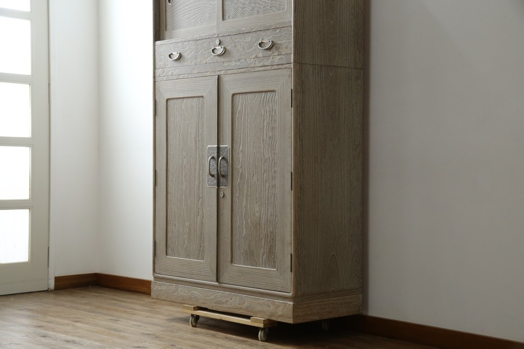 中古　高級品!!　特注デザイン　浮造り仕上げ　加藤隆康作　モダンな雰囲気漂う春日部総桐箪笥　(R-083302)