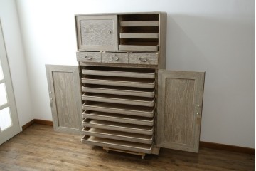 中古　高級品!!　特注デザイン　浮造り仕上げ　加藤隆康作　モダンな雰囲気漂う春日部総桐箪笥　(R-083302)