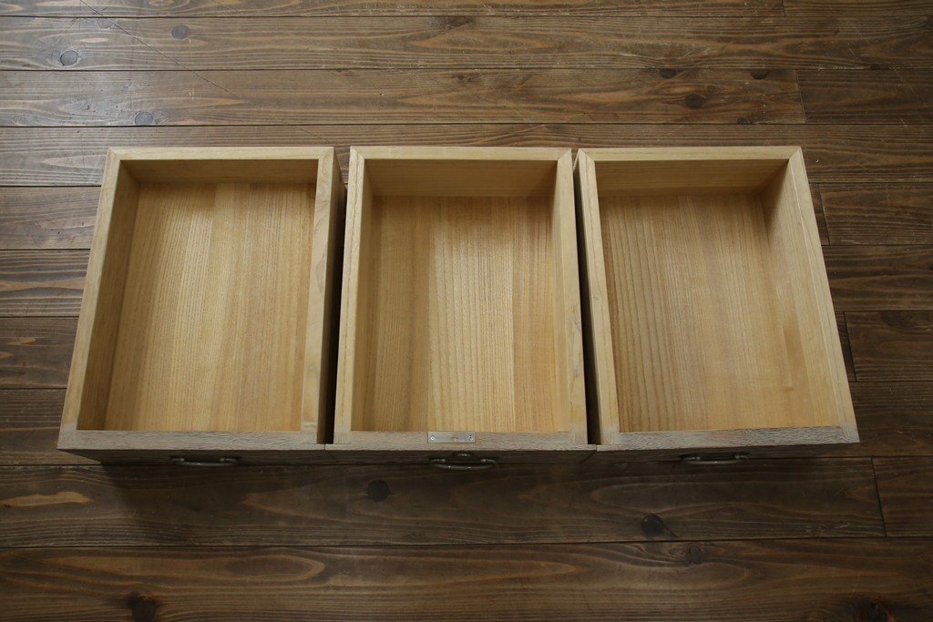 中古　高級品!!　特注デザイン　浮造り仕上げ　加藤隆康作　モダンな雰囲気漂う春日部総桐箪笥　(R-083302)