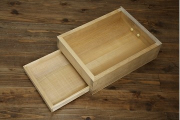 中古　高級品!!　特注デザイン　浮造り仕上げ　加藤隆康作　モダンな雰囲気漂う春日部総桐箪笥　(R-083302)