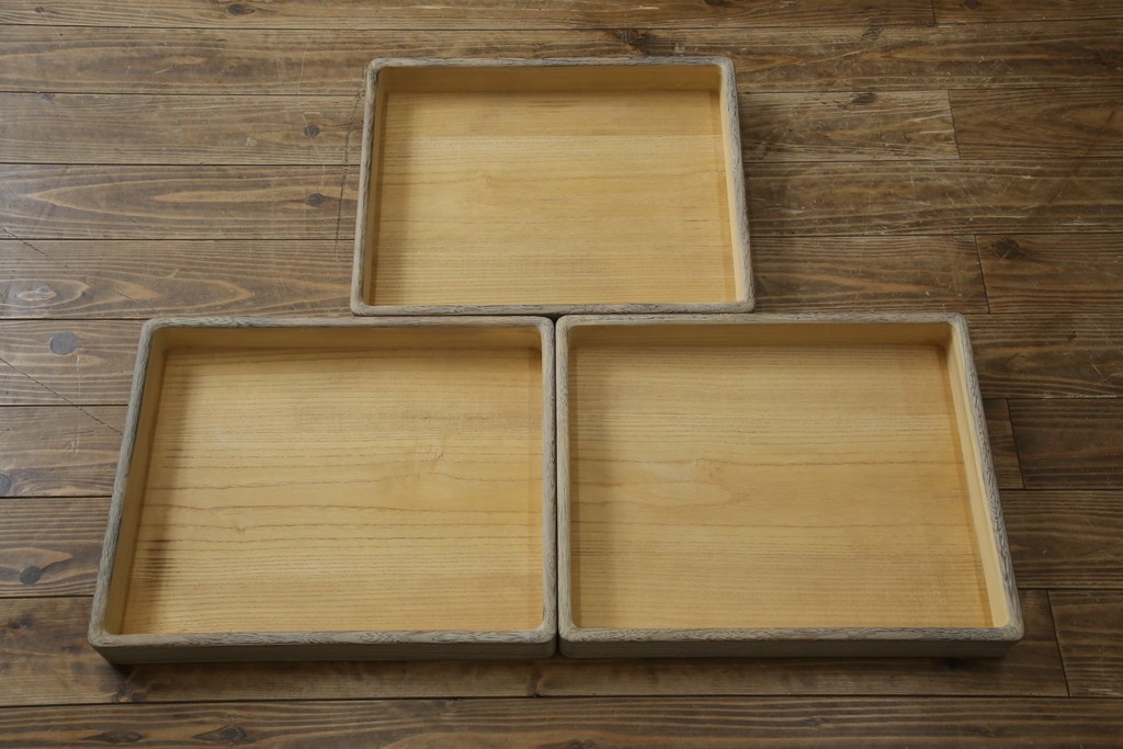 中古　高級品!!　特注デザイン　浮造り仕上げ　加藤隆康作　モダンな雰囲気漂う春日部総桐箪笥　(R-083302)