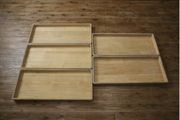 中古　高級品!!　特注デザイン　浮造り仕上げ　加藤隆康作　モダンな雰囲気漂う春日部総桐箪笥　(R-083302)