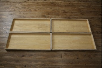 中古　高級品!!　特注デザイン　浮造り仕上げ　加藤隆康作　モダンな雰囲気漂う春日部総桐箪笥　(R-083302)