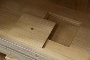 中古　高級品!!　特注デザイン　浮造り仕上げ　加藤隆康作　モダンな雰囲気漂う春日部総桐箪笥　(R-083302)