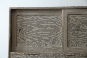 中古　高級品!!　特注デザイン　浮造り仕上げ　加藤隆康作　モダンな雰囲気漂う春日部総桐箪笥　(R-083302)