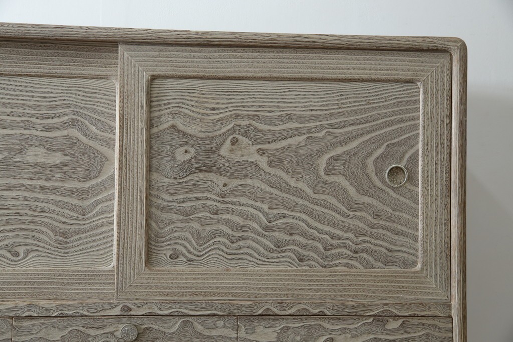 中古　高級品!!　特注デザイン　浮造り仕上げ　加藤隆康作　モダンな雰囲気漂う春日部総桐箪笥　(R-083302)