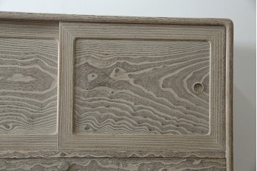 中古　高級品!!　特注デザイン　浮造り仕上げ　加藤隆康作　モダンな雰囲気漂う春日部総桐箪笥　(R-083302)