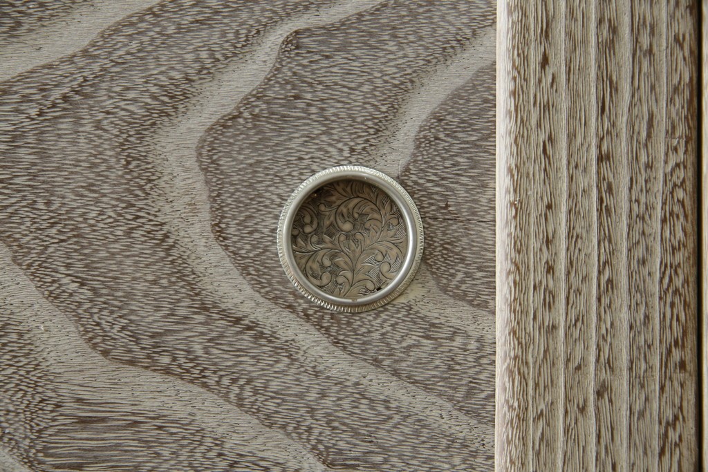 中古　高級品!!　特注デザイン　浮造り仕上げ　加藤隆康作　モダンな雰囲気漂う春日部総桐箪笥　(R-083302)