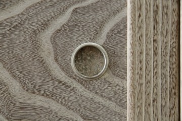 中古　高級品!!　特注デザイン　浮造り仕上げ　加藤隆康作　モダンな雰囲気漂う春日部総桐箪笥　(R-083302)