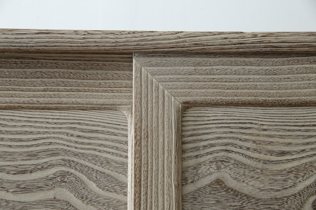 中古　高級品!!　特注デザイン　浮造り仕上げ　加藤隆康作　モダンな雰囲気漂う春日部総桐箪笥　(R-083302)