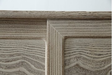 中古　高級品!!　特注デザイン　浮造り仕上げ　加藤隆康作　モダンな雰囲気漂う春日部総桐箪笥　(R-083302)