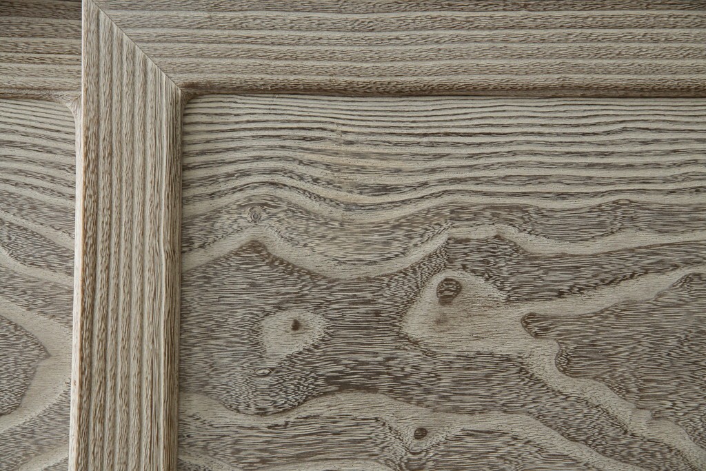 中古　高級品!!　特注デザイン　浮造り仕上げ　加藤隆康作　モダンな雰囲気漂う春日部総桐箪笥　(R-083302)