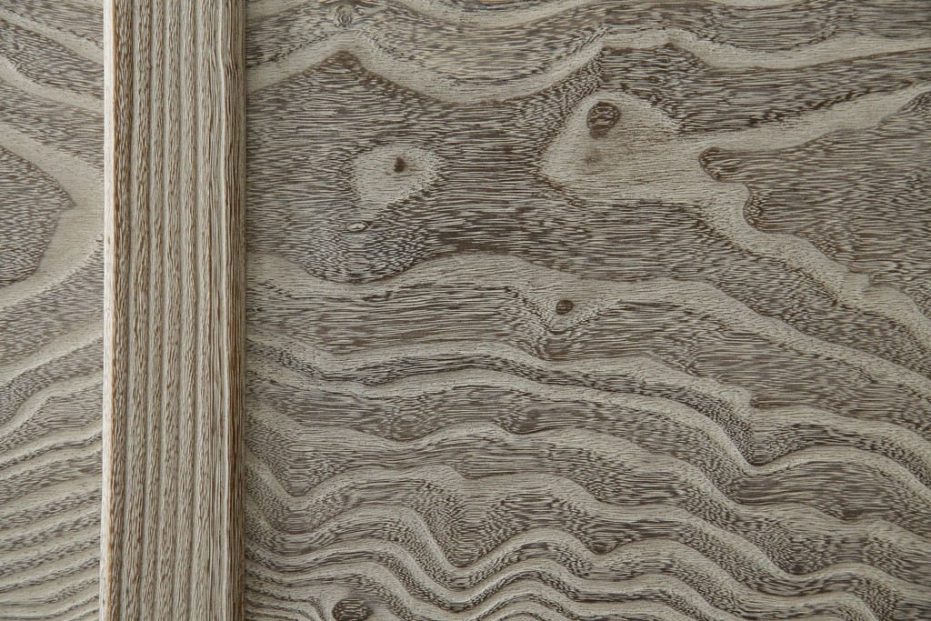 中古　高級品!!　特注デザイン　浮造り仕上げ　加藤隆康作　モダンな雰囲気漂う春日部総桐箪笥　(R-083302)