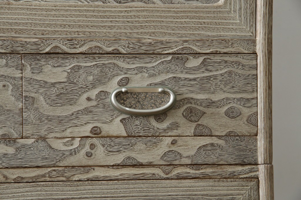 中古　高級品!!　特注デザイン　浮造り仕上げ　加藤隆康作　モダンな雰囲気漂う春日部総桐箪笥　(R-083302)