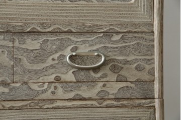 中古　高級品!!　特注デザイン　浮造り仕上げ　加藤隆康作　モダンな雰囲気漂う春日部総桐箪笥　(R-083302)