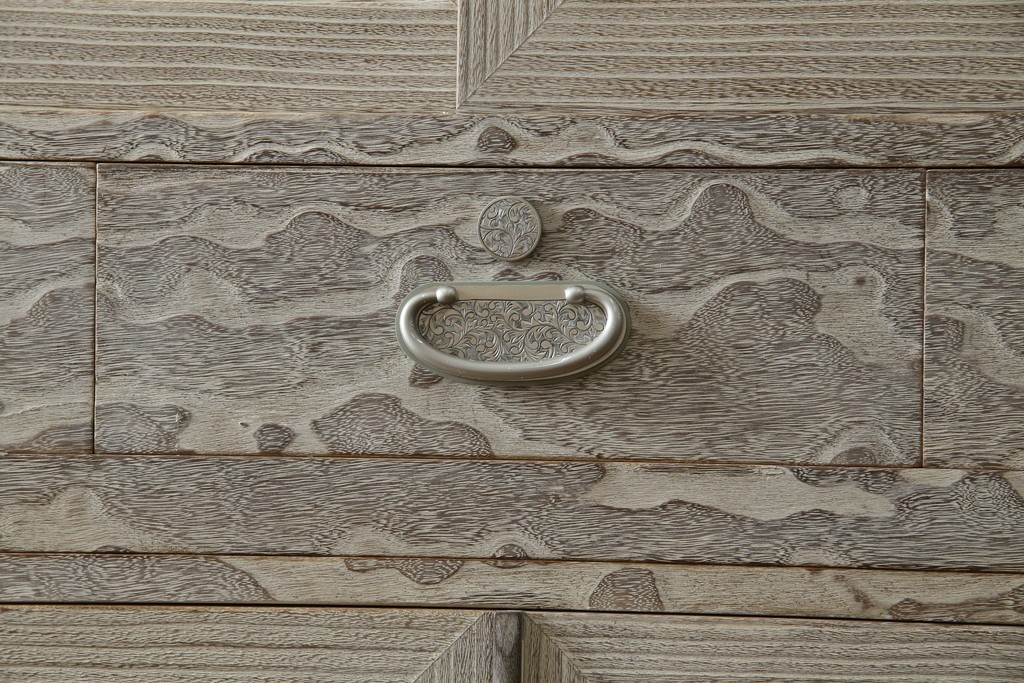 中古　高級品!!　特注デザイン　浮造り仕上げ　加藤隆康作　モダンな雰囲気漂う春日部総桐箪笥　(R-083302)