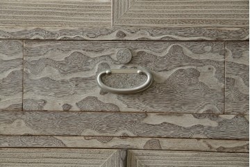 中古　高級品!!　特注デザイン　浮造り仕上げ　加藤隆康作　モダンな雰囲気漂う春日部総桐箪笥　(R-083302)