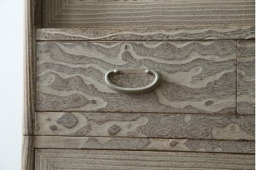 中古　高級品!!　特注デザイン　浮造り仕上げ　加藤隆康作　モダンな雰囲気漂う春日部総桐箪笥　(R-083302)