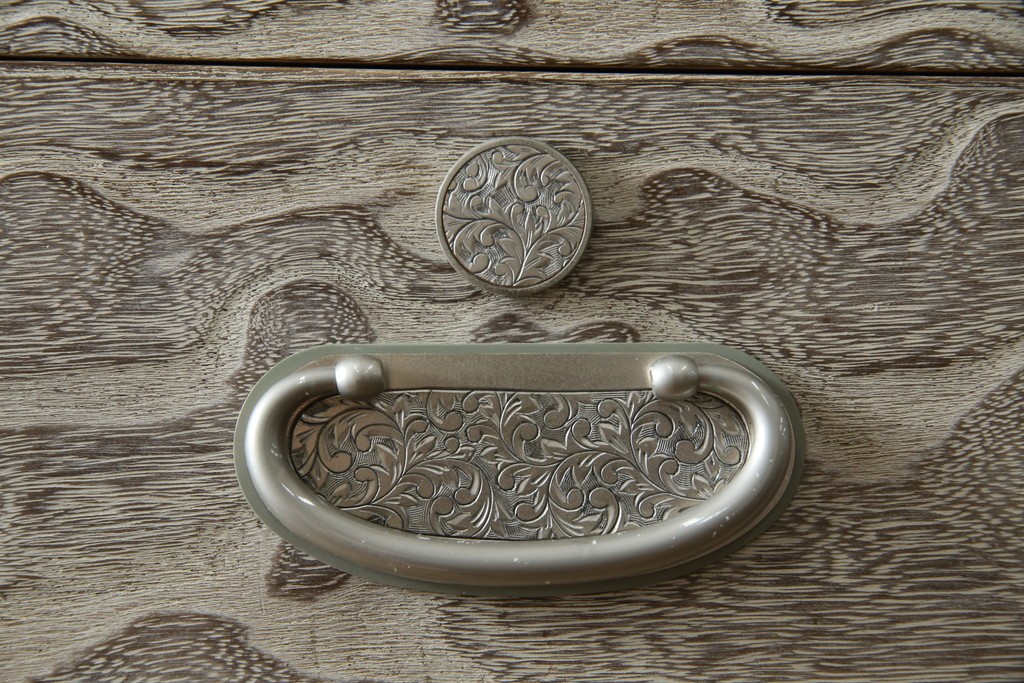 中古　高級品!!　特注デザイン　浮造り仕上げ　加藤隆康作　モダンな雰囲気漂う春日部総桐箪笥　(R-083302)