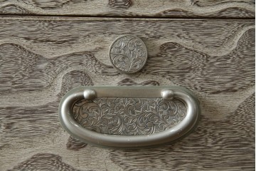 中古　高級品!!　特注デザイン　浮造り仕上げ　加藤隆康作　モダンな雰囲気漂う春日部総桐箪笥　(R-083302)