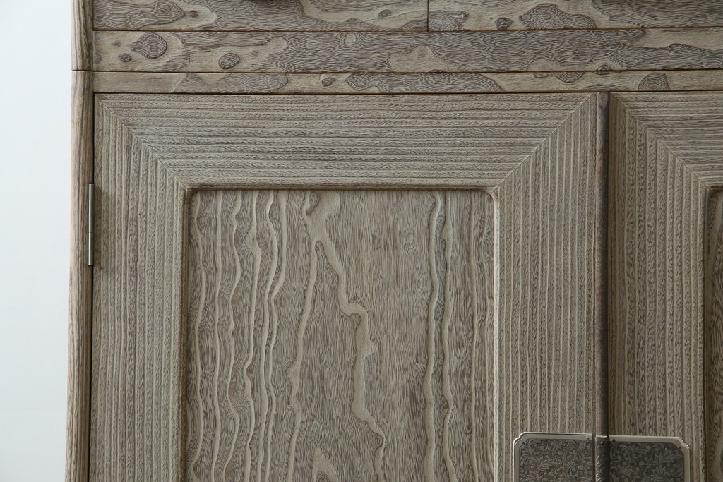 中古　高級品!!　特注デザイン　浮造り仕上げ　加藤隆康作　モダンな雰囲気漂う春日部総桐箪笥　(R-083302)