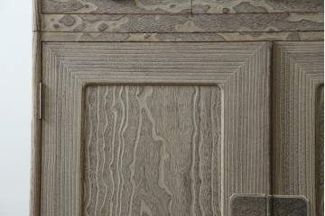 中古　高級品!!　特注デザイン　浮造り仕上げ　加藤隆康作　モダンな雰囲気漂う春日部総桐箪笥　(R-083302)